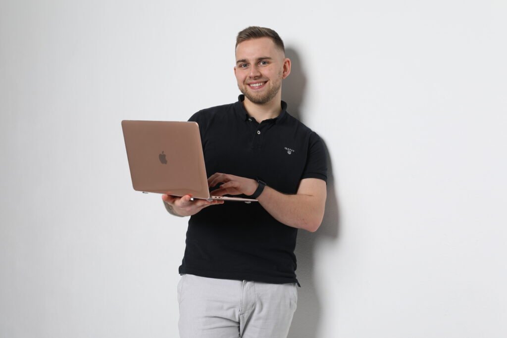 Webagentur Essen – Luca Gaebler lächelt in die Kamera